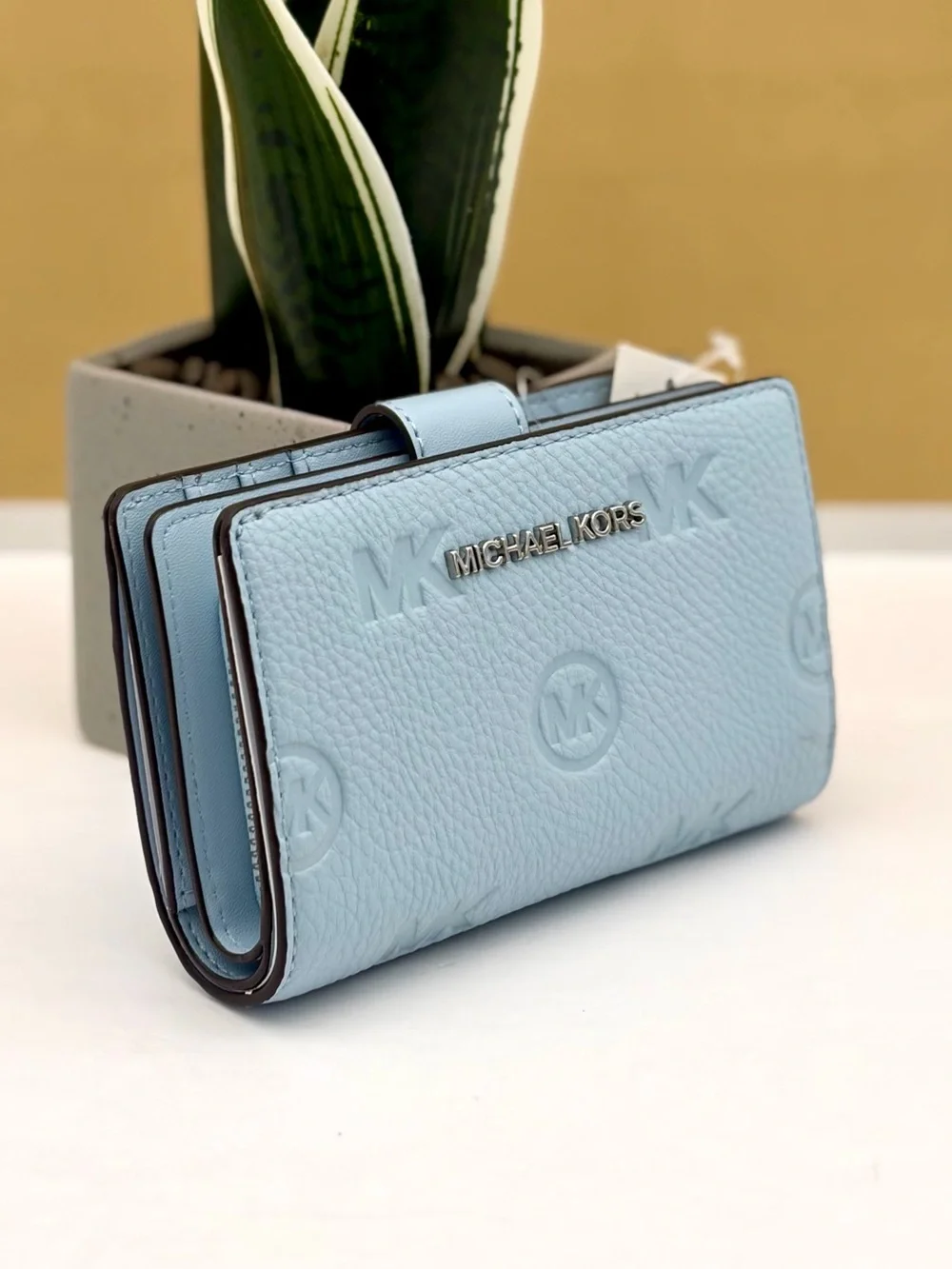MICHAEL KORS Jet Set Travel Medium Logo Debossed Billfold Wallet